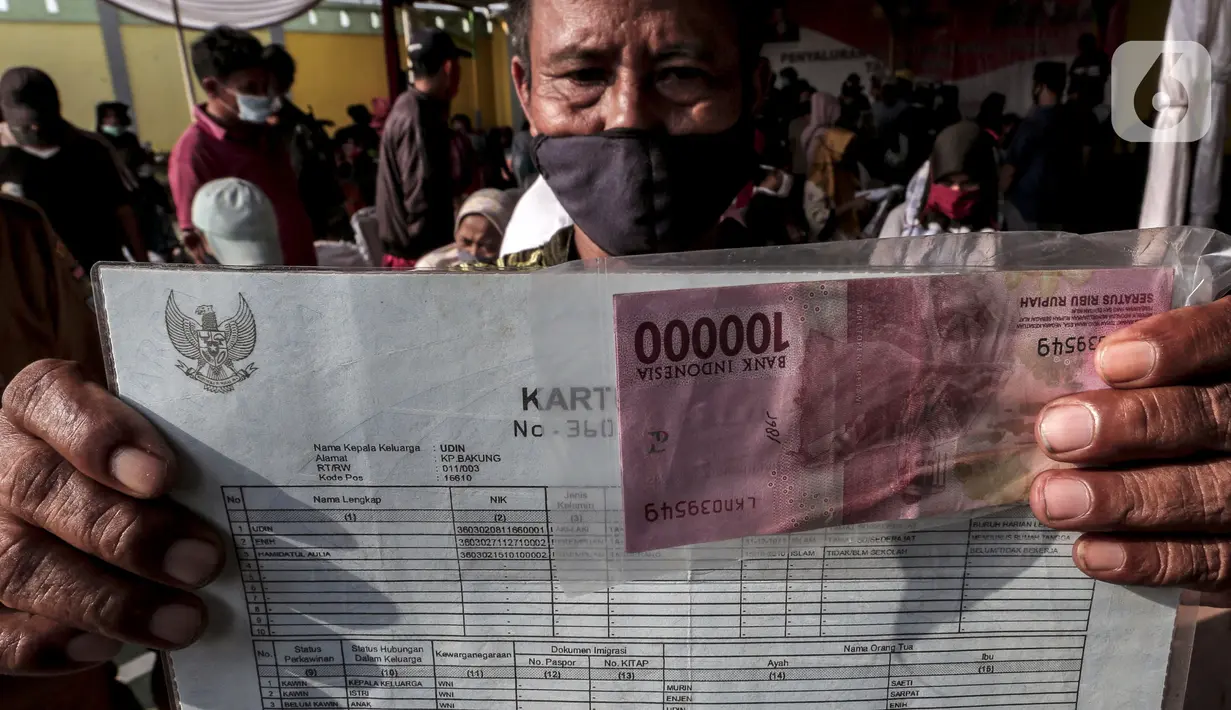 Warga menunjukkan uang tunai usai menerima Bantuan Sosial Tunai (BST) di Desa Cikande, Kecamatan Jayanti, Kabupaten Tangerang, Banten, Selasa (23/6/2020). Bantuan sebesar Rp 600 ribu per keluarga tersebut diharapkan bisa dimanfaatkan untuk membeli kebutuhan mendesak. (Liputan6.com/Johan Tallo)