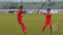 Bek timnas U-16,  M Yusran Rumadaul (kiri) melakukan selebrasi usai mencetak gol di laga uji coba melawan Persib U-16 di Stadion Siliwangi, Bandung, Jumat (27/2/2015). Timnas U16 Indonesia menang 4-2 atas Persib U16. (Liputan6.com/Andrian M Tunay)