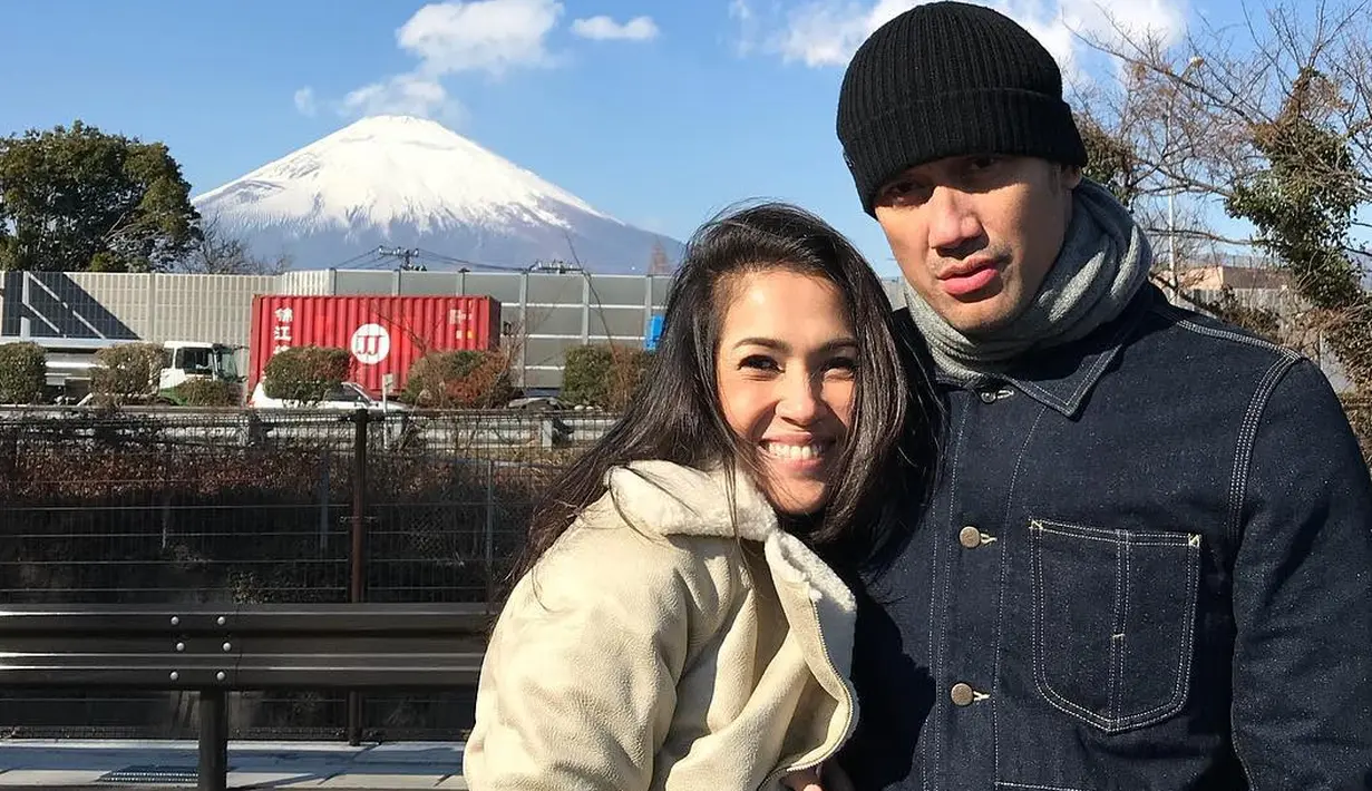 Di awal tahun 2018, sejumlah selebriti menggunakan waktunya untuk rehat dari aktivitasnya dan berlibur di luar negeri. Seperti halnya Tora Sudiro-Mieke Amalia, dan selebriti lainnya yang memilih liburan di Jepang. (Instagram/t_orasudi_ro)