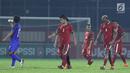 Pemain Timnas Indonesia U-23 berjalan tertunduk usai dikalahkan Thailand U-23 pada laga persahabatan di Stadion PTIK, Jakarta, Kamis (31/5). Indonesia U-23 kalah 1-2 dari Thailaind U-23. (Liputan6.com/Helmi Fithriansyah)