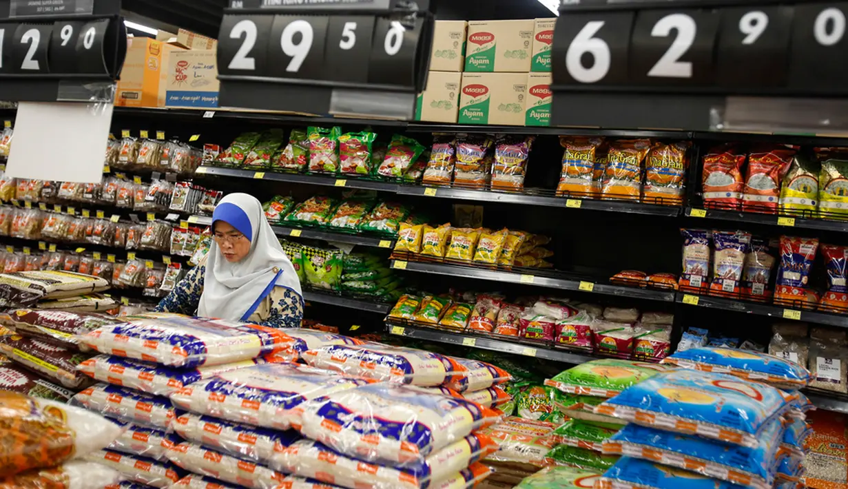 Harga beras impor yang tinggi di Malaysia membuat konsumen berbondong-bondong mencari beras produksi dalam negeri yang lebih murah, di mana belanja rumah tangga makin tercekik oleh kenaikan harga-harga pangan yang makin tinggi. (AP Photo/Joshua Paul, File)
