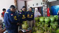 Wakil Menteri Energi dan Sumber Daya Mineral (ESDM) Yuliot meninjau ke sejumlah sarana dan fasilitas (sarfas) Pertamina. Diantaranya Integrated Terminal (IT) Teluk Kabung, Pangkalan LPG 3 Kg dan SPBU Modular di Rest Area Tol Padang-Sicincin, Sumatera Barat (Sumbar) pada Rabu, 26 maret 2025. Dok PPN