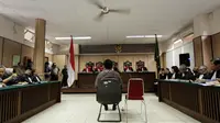Terdakwa kasus dugaan penistaan agama Basuki Tjahaja Purnama (Ahok) mendengarkan pembacaan putusan sela di PN Jakarta Utara, Selasa (26/12). Dalam sidang ketiga ini, majelis hakim menolak eksepsi Ahok. (Liputan6.com/Eko Siswono Toyudho/Pool)