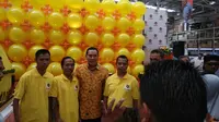Ketua Umum Partai Berkarya Tommy Soeharto bersama karyawan difabel saat Grand Opening GORO di Cibubur, Gunung Putri, Bogor, Jawa Barat. (Ist)