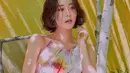 <p>Tampil sebagai model, Lee Da In tampil sempurna dibalut sebuah dress. Dress ini memiliki motif abstrak dengan palet warna terang dan detail halter-neck yang mempercantik keseluruhan tampilannya. Foto: Instagram.</p>