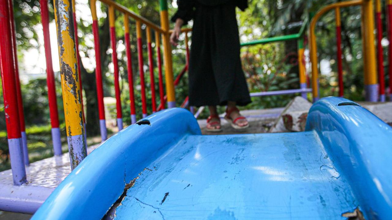 Ruang Publik Terpadu Ramah Anak (RPTRA) Amir Hamzah terpantau tak terawat dengan wahana bermain yang rusak dan besi-besi yang banyak berkarat.