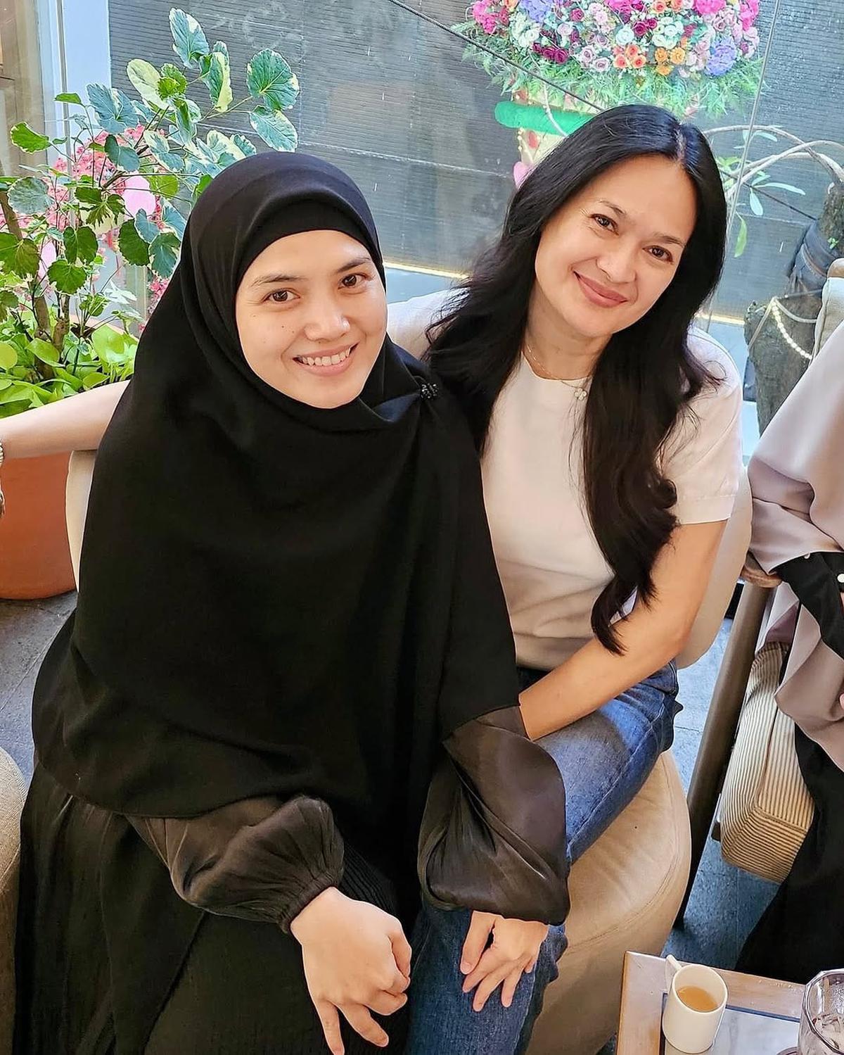 Bahagia Selalu Dilibatkan Soal Cucu, Ini 7 Potret Donna Harun dengan Herfiza Sang Menantu