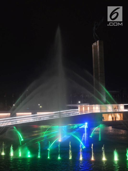 Foto Menikmati Keindahan Air Mancur Menari Lapangan Banteng
