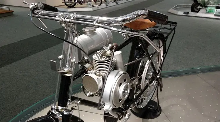 Sepeda yang ditempel mesin generator radio yang telah dimodifikasi. (Arthur/Liputan6.com)