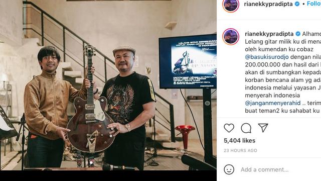 Rian D'Masiv melelang gitar kesayangannya.