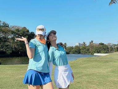 Olahraga golf, memang menjadi sebuah olahraga yang populer di kalangan para selebriti. Sebuah olahraga dengan perlengkapan yang dibanderol dengan harga cuku mahal ini memang memberikan sensasi kesenangan dalam menjalaninya. (Liputan6.com/IG/@yorikooangln_)