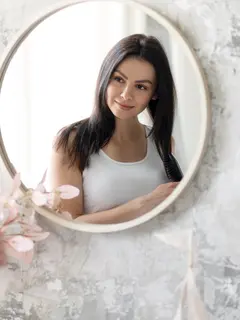 Ritual morning mirror smile merupakan bentuk self love yang membantu membangun hubungan lebih sehat dengan diri sendiri, menyembuhkan luka emosional, serta menumbuhkan rasa percaya diri dari dalam. [Dok/freepik.com]