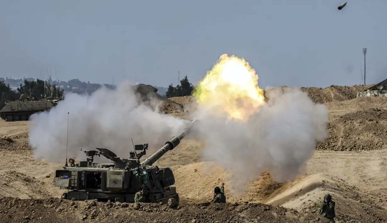 Ribuan warga Palestina melarikan diri dari bagian utara Jalur Gaza untuk menghindari serangan darat Israel yang diperkirakan akan terjadi, sementara Israel menggempur daerah tersebut dengan lebih banyak serangan dan mengatakan pihaknya tetap membuka dua jalan agar orang-orang dapat melarikan diri. (Aris MESSINIS/AFP)