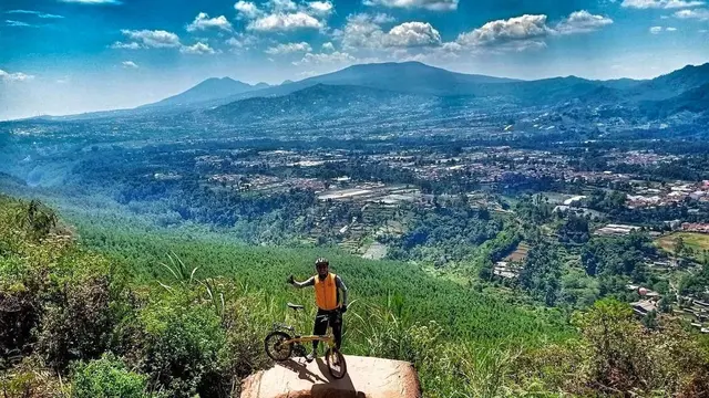 Seorang pesepeda gowes di sekitaran Gunung Kasur Palintang
