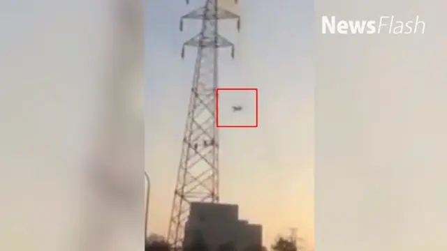 Rekaman pria yang tersetrum listrik 30 ribu volt lalu jatuh dari ketinggian 30 meter ini selamat. Ia bahkan bisa berjalan ke kerumunan orang untuk meminta pertolongan