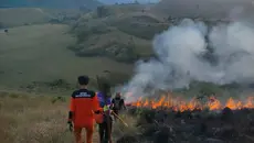 ​ 10 Hektare Savana Kawah Wurung Bondowoso Terbakar