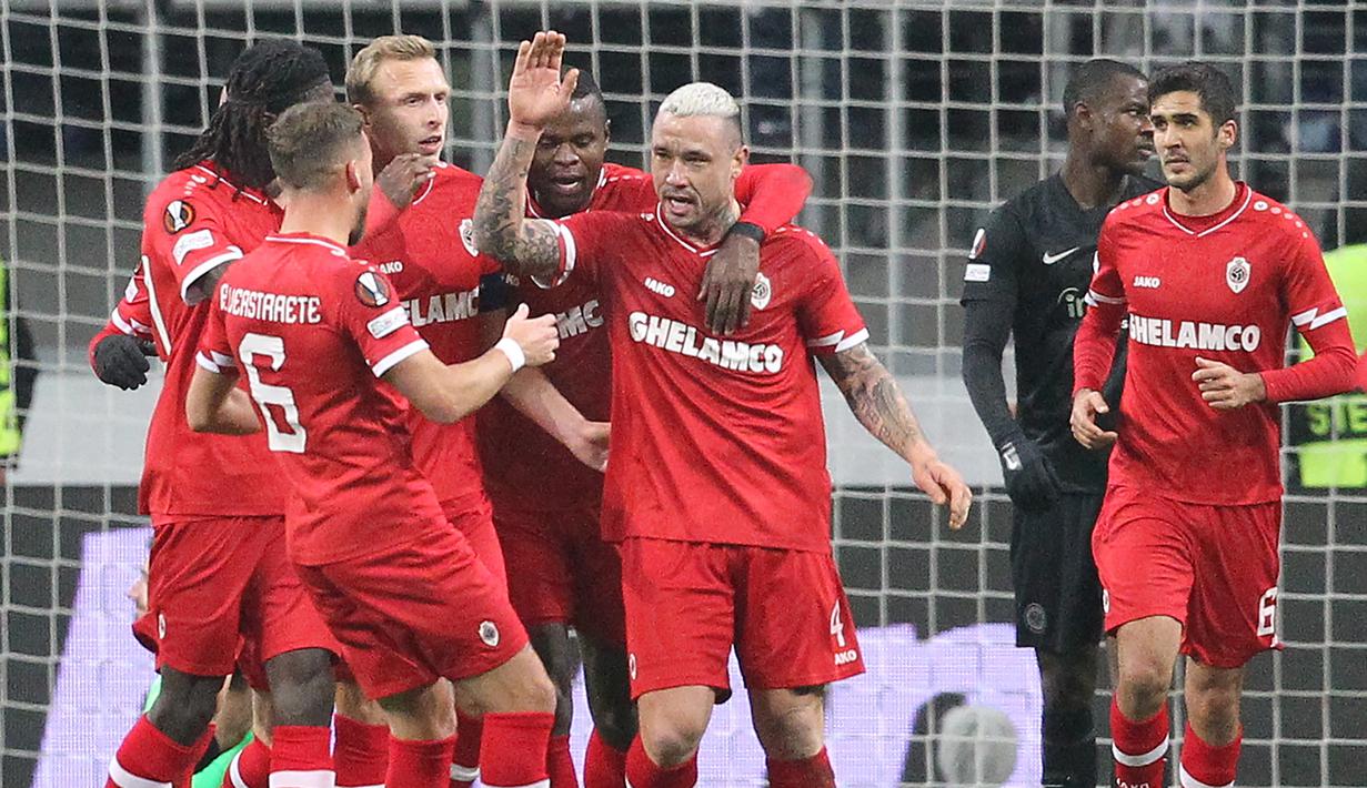 Radja Nainggolan. Gelandang keturunan Indonesia berusia 34 tahun ini sebelumnya menghabiskan seluruh kariernya dengan bermain di Liga Italia bersama beberapa klub seperti Cagliari, Roma dan Inter Milan. Sejak awal musim 2021/2022 ia memutuskan pulang ke Belgia dengan bergabung bersama Royal Amtwerp. Hingga kini ia telah tampil dalam 52 laga di semua ajang dengan torehan 6 gol dan 5 assist. (AFP/Belga/Laurie Dieffembacq)