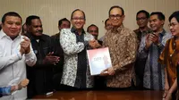 Rosan P Roeslani bersalaman dengan ketua umum Kadin Suryo Bambang Sulisto saat Pendaftaran dirinya sebagai ketum kadin di Jakarta, (16/11/2015). Pencalonan dirinya seiring banyaknya permintaan dari rekan-rekan Kadin di daerah. (Liputan6.com/Helmi Afandi)