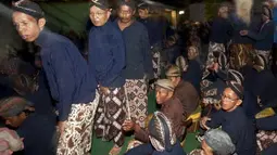 Sejumlah penyair dan koreografer dari berbagai negara, berkolaborasi pada Forum Penyair Internasional Indonesia 2012 di Taman Budaya Jatim, Surabaya, Rabu (11/4). Perhelatan seni yang melibatkan penyair dari lima benua tersebut, merupakan media pemersatu karakter seni dari berbagai dunia bertajuk "What's Poetry?" (Antara)
