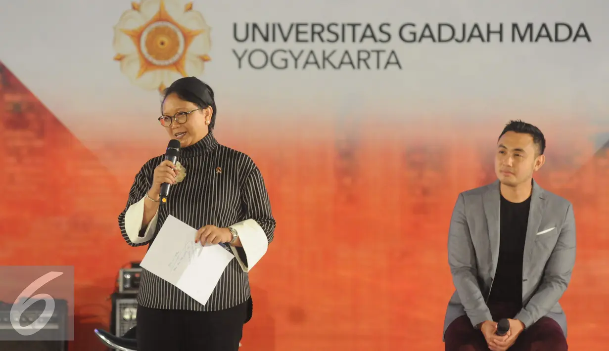 Menteri Luar Negeri Retno Marsudi memberi sambutan di Emtek Goes to Campus (EGTC) 2016 di Universitas Gadja Mada, Yogyakarta, Rabu (02/11). Menlu Retno hadir sebagai salah satu pembicara inspiratif dalam kegiatan EGTC 2016. (Liputan6.com/Helmi Affandi)