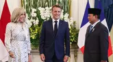 Presiden Republik Indonesia Prabowo Subianto (kanan) menerima Presiden Prancis Emmanuel Macron dan istrinya Brigitte Macron di Istana Merdeka, Jakarta, Rabu 28 Mei 2025. (Ludovic MARIN/AFP)