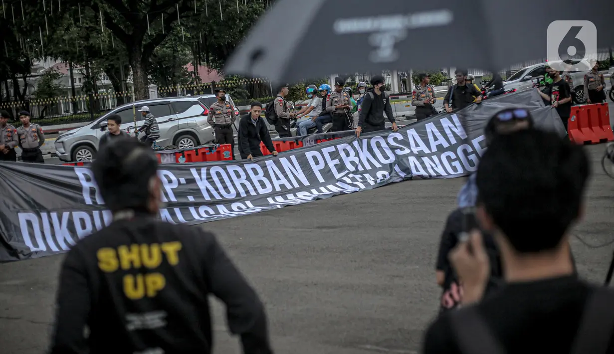 Anggota Jaringan Solidaritas Korban untuk Keadilan (JSKK) melakukan Aksi Kamisan ke-755 di seberang Istana Merdeka, Jakarta, Kamis (1/12/2022). Dalam aksinya mereka meminta Presiden Joko Widodo memperhatikan pasal bermasalah pada draf Rancangan Kitab Undang-Undang Hukum Pidana (RKUHP) yang telah mendapat persetujuan tingkat pertama oleh Komisi III DPR dan pemerintah. (Liputan6.com/Faizal Fanani)