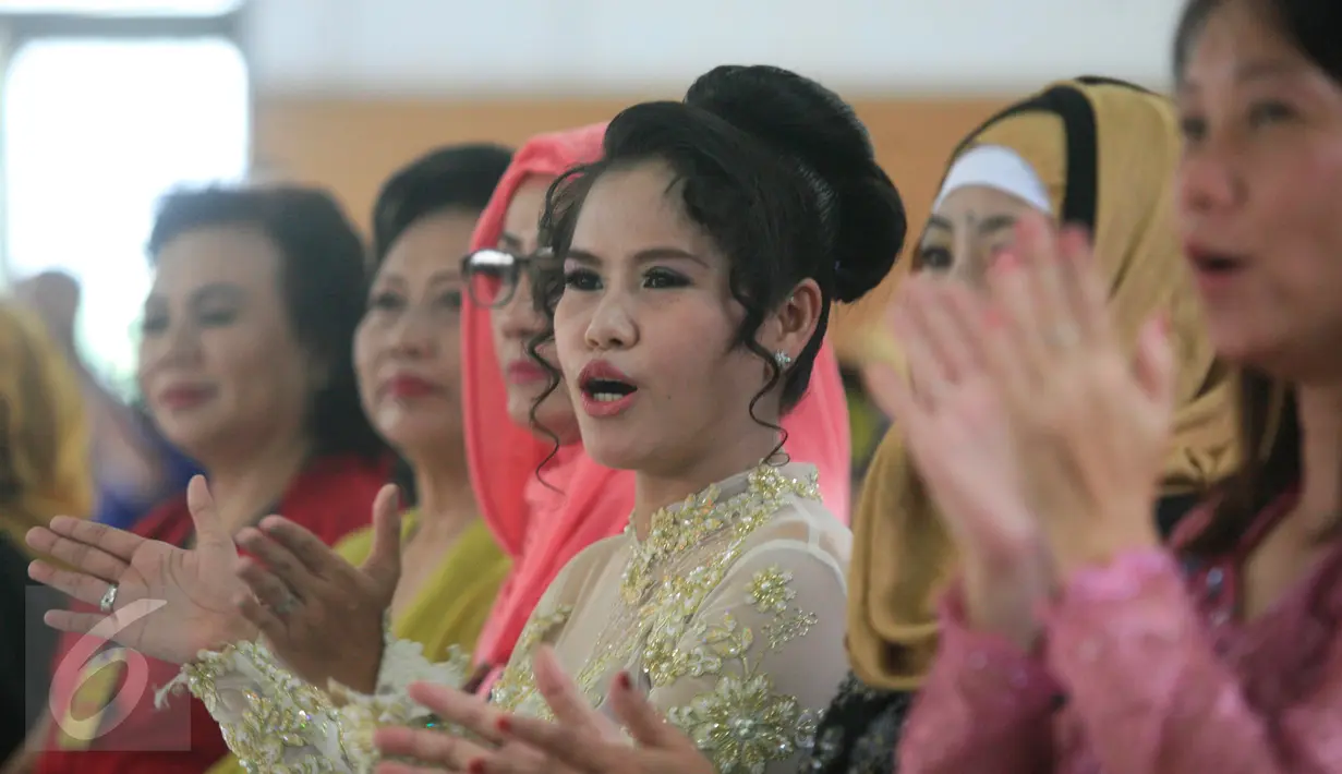 Mary Jane Fiesta Veloso (tengah) saat mengkuti perayaan hari kartini di Lapas Wirogunan,Yogyakarta, (23/4). Mengenakan kebaya berwarna putih, Mary tampak ceria mengikuti kegiatan yang diadakan di Lapas Wirogunan. (Boy Harjanto)