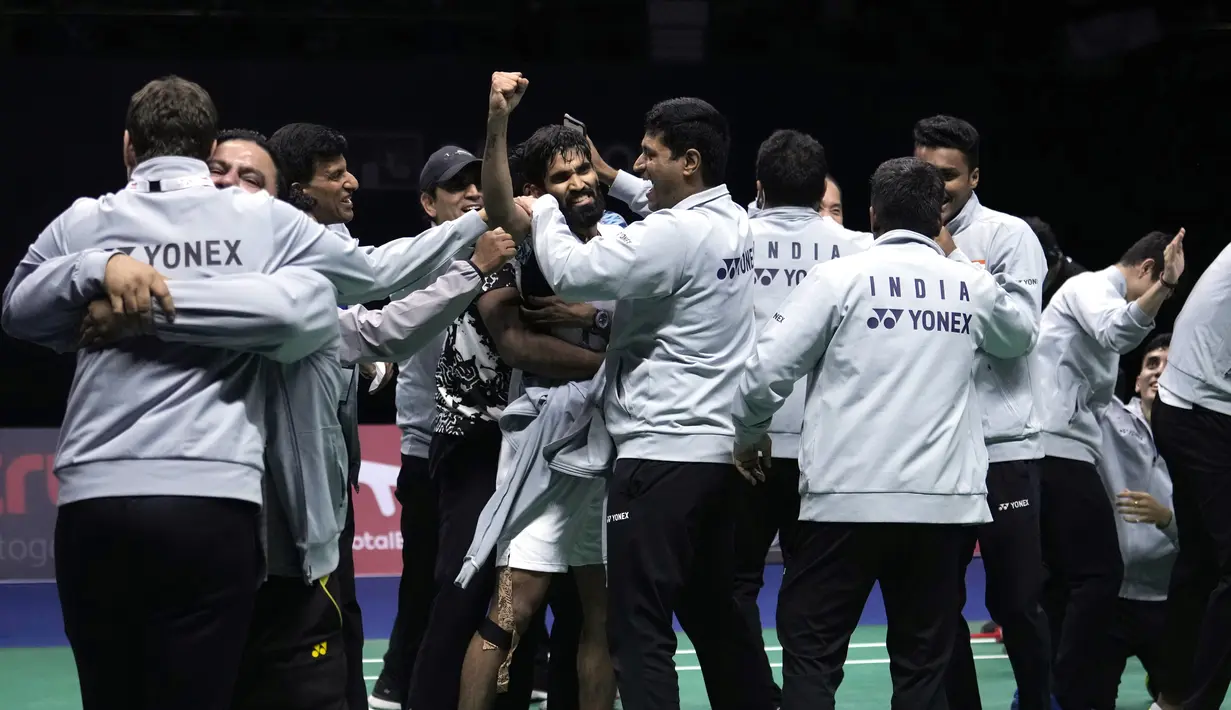 <p>Pebulu tangkis tunggal putra India Srikanth Kidambi, tengah, dan rekan setimnya merayakan kemenangan atas tunggal putra Indonesia Jonatan Christie pada final putra turnamen bulu tangkis Piala Thomas 2022 di Impact Arena, Bangkok, Thailand, Minggu (15/5/2022). Kidambi Srikanth lalu memastikan kemenangan usai menaklukkan Jonatan Christie 21-15, 23-21. (AP Photo/Sakchai Lalit)</p>