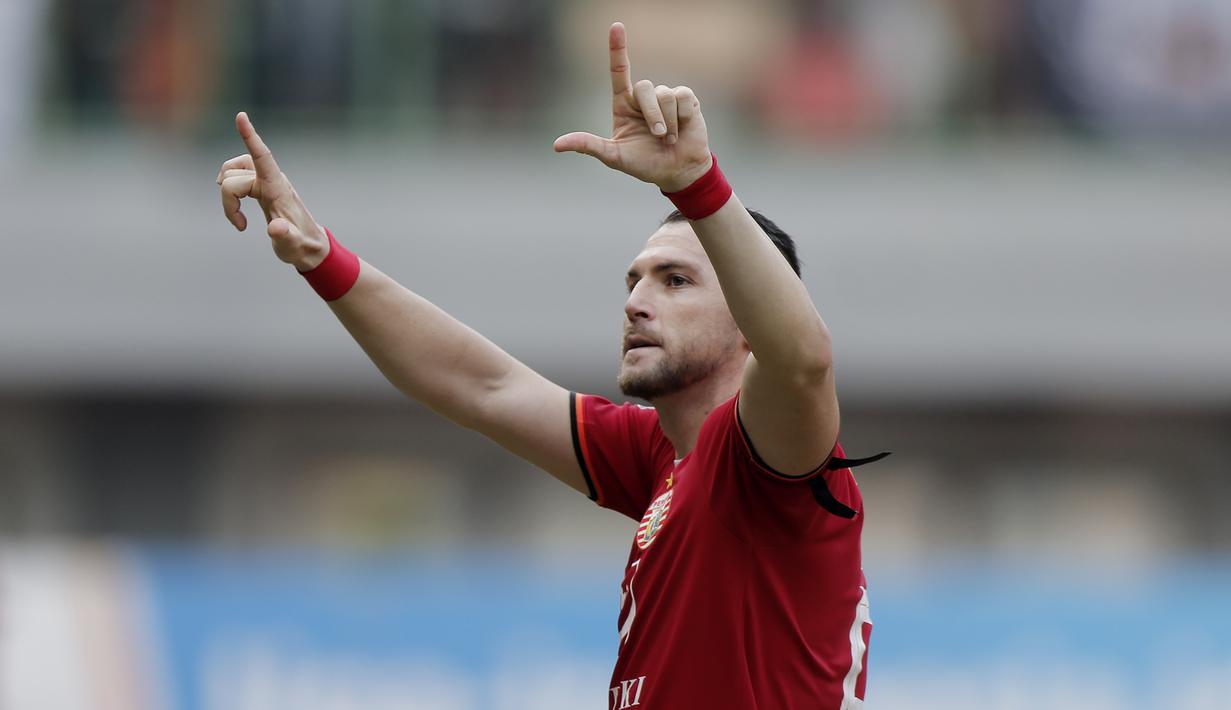 Striker Persija Jakarta, Marko Simic, melakukan selebrasi usai membobol gawang PSIS Semarang pada laga Liga 1 di Stadion Patriot, Bekasi, Minggu (15/9). Persija menang 2-1 atas PSIS. (Bola.com/M Iqbal Ichsan)