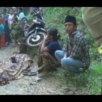 Ini video yang memperlihatkan biadabnya pembunuhan Salim Kancil. Banyak gambar-gambar mengerikan. Jangan lihat kalau kamu takut, ya.