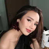 Glam makeup look ala Beby Tsabina yang bisa jadi inspirasi. [@rhay_david].