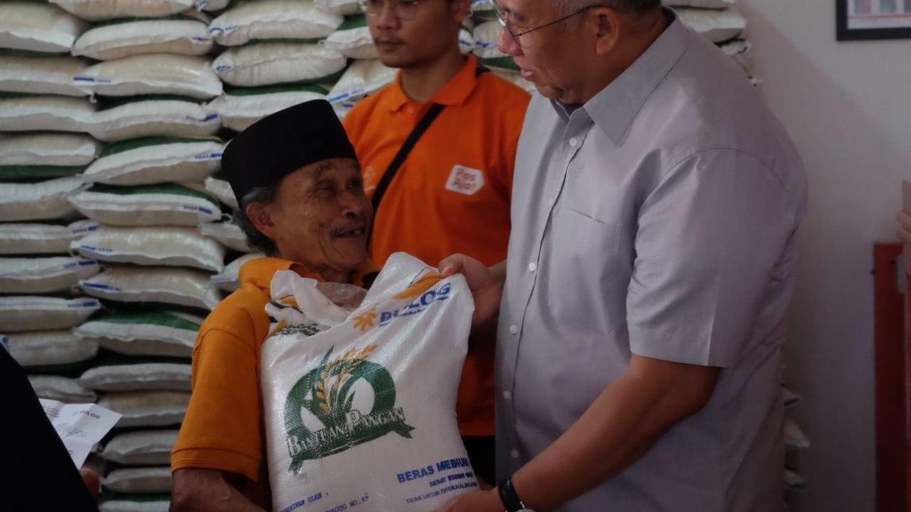 "Mereka ini yang paling sensitif dengan kenaikan harga," kata Bayu.<br><br>Maka, langkah yang diambil pemerintah membanjiri pasar dengan beras program Stabilisasi Pasokan dan Harga Pangan (SPHP).<br>