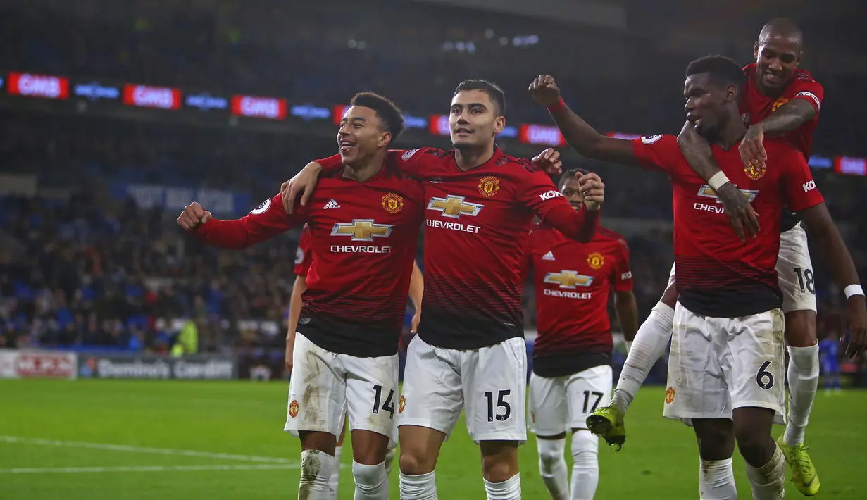 Para pemain Manchester United merayakan gol yang dicetak Jesse Lingard ke gawang Cardiff pada laga Premier League di Stadion Cardiff City, Wales, Sabtu (22/12). Cardiff kalah 1-5 dari MU. (AFP/Geoff Caddick)