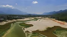 Pemandangan Waduk Boca yang memasok air ke kota utara Monterrey hampir kering karena bagian utara Meksiko dilanda kekeringan hebat, di Santiago, Meksiko (9/7/2022). Pemerintah setempat mulai membatasi pasokan air di bulan Maret, sebagai kombinasi dari kekeringan hebat. (AP Photo/Fernando Llano)