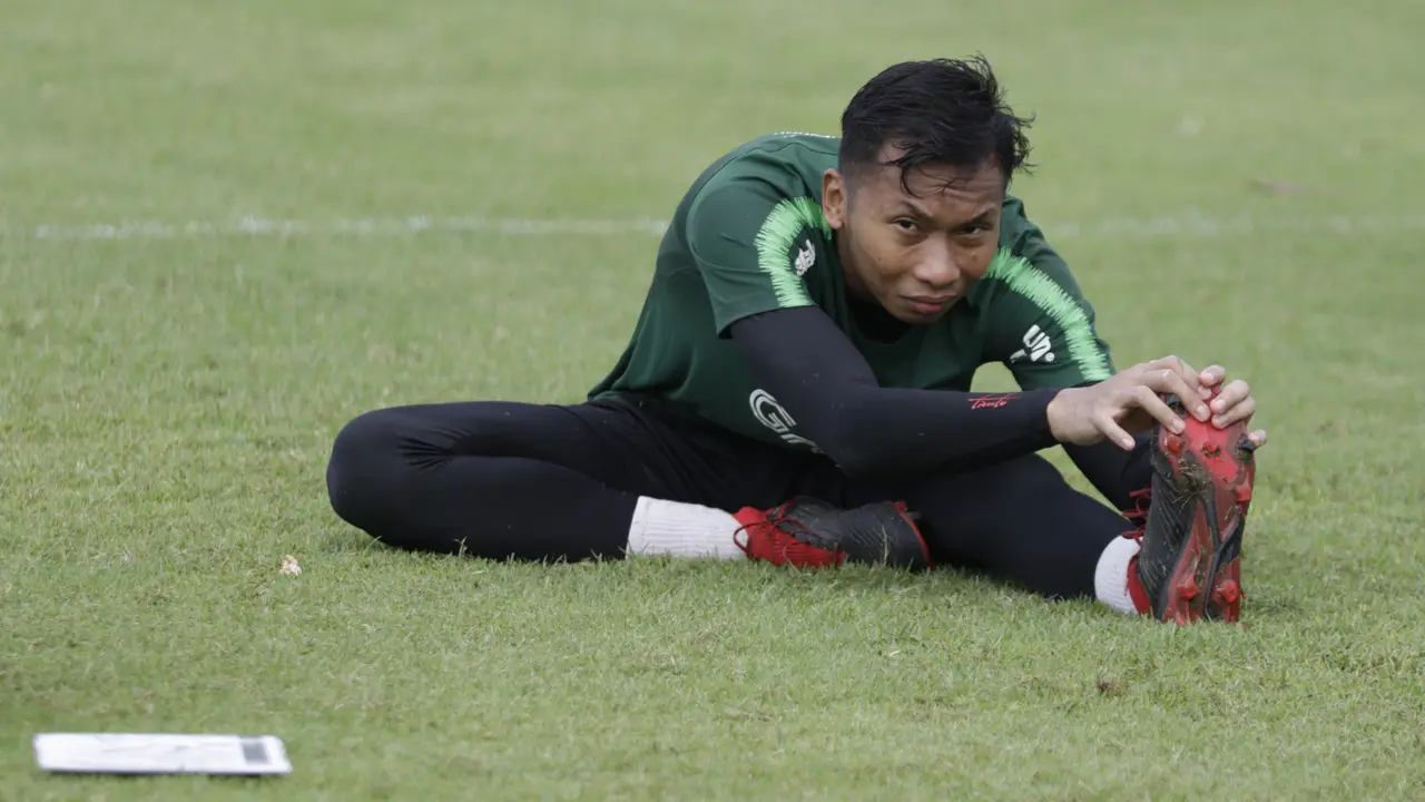 Kiper Timnas Indonesia U-23, Awan Setho, melakukan pendinginan saat latihan. (Bola.com/Vitalis Yogi Trisna)