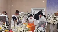 Usai ditutupi kain, Dewi Lestari, dan kedua anaknya, serta Sharena Delon, Ryan Delon, dan ibunya menundukkan kepala untuk berdoa. (Foto: YouTube)