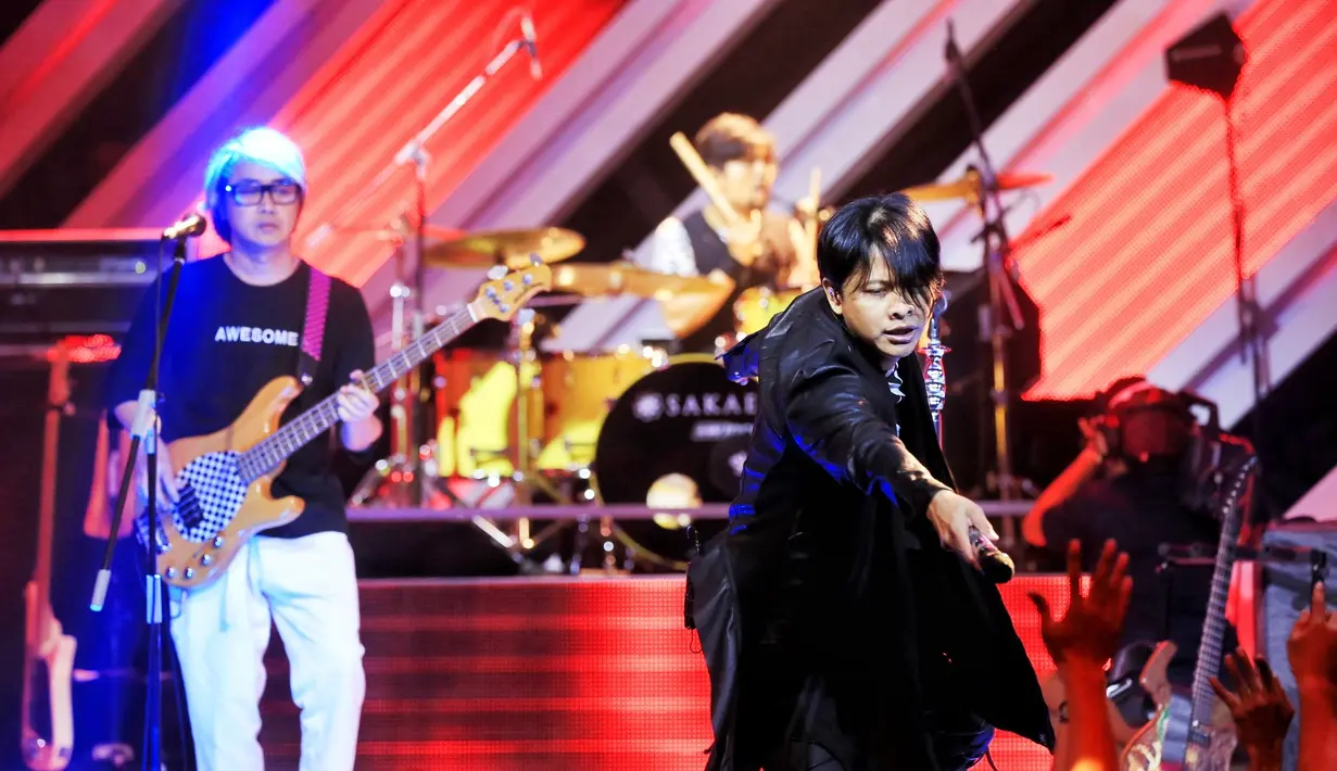 Setelah semangat para penonton dibakar oleh penampilan Gigi dengan lagunya Ya Ya Ya, penampilan berikutnya dari Five Minutes dengan lagu GALAU. Terlihat para penonton ikut mengikuti sang vokalis nyanyi. (Adrian Putra/Bintang.com)