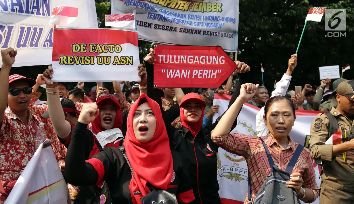 Pegawai Non PNS KNASN dan FHK2I berorasi saat unjuk rasa di Kantor Kemenpan RB, Jakarta, Rabu (2/5). Mereka juga mendesak agar revisi UU Nomor 5 Tahun 2014 tentang Aparatur Sipil Negara (UU ASN) segera disahkan tahun ini. (Liputan6.com/Johan Tallo)