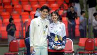 Foto: Potret Romantis Pevoli Indonesia Alfin Daniel dan Kekasihnya setelah Laga Final Voli Putra SEA Games 2025