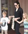 Satu bulan menggugat cerai Brad Pitt, Angelina Jolie beserta anak-anaknya terlihat kembali sedang berjalan di Malibu dengan didampingi saudara laki-laki Jolie, James Haven. (doc.Aceshowbiz.com)
