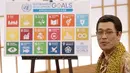 Pikotaro berpose di depan papan pembangunan berkelanjutan atau SDG di Kementrian, Tokyo, Rabu (12/7).  Rencana aksi PBB ini bertujuan untuk melawan kemiskinan, perubahan iklim dan tantangan global lainnya. (AP/Eugene Hoshiko)