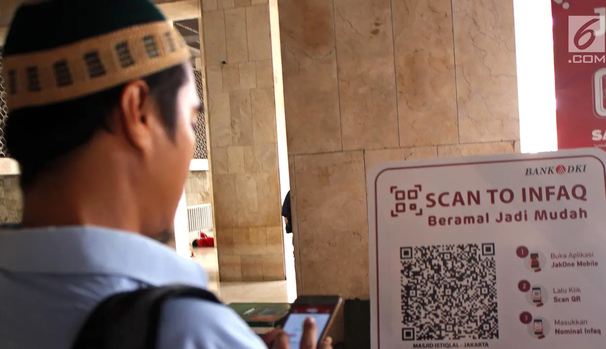 Warga melakukan pembayaran Infaq non tunai di counter Masjid Istiqlal, Sabtu (11/5/2019). Bank DKI terus mendorong penerapan transaksi non tunai menggunakan Scan to Infaq dari JakOne Mobile Bank DKI dengan menggandeng sejumlah masjid di Jakarta untuk menjadi mitra JakQR. (Liputan6.com/HO/Budi)