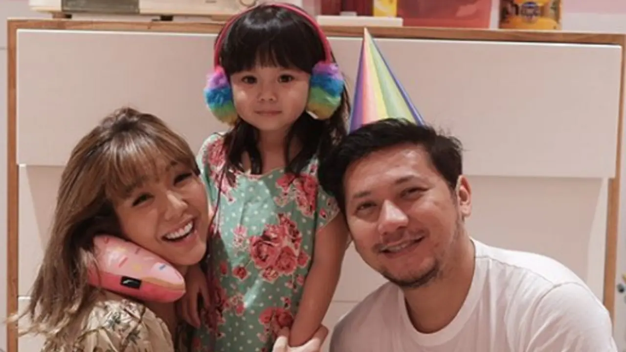 Gisella Anastasia dan Gading Marten bersama putri kecilnya, Gempita Naura Marten