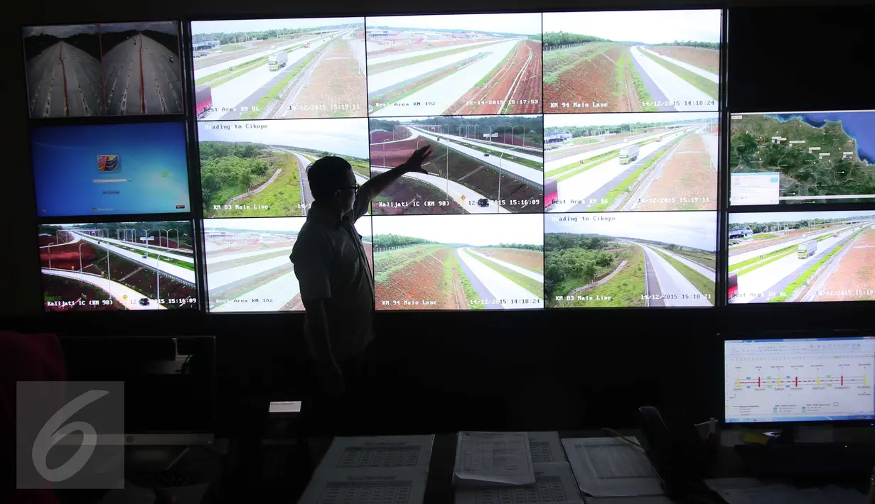 Petugas PT Lintas Marga Sedaya (LMS) memantau Traffic Monitoring Center (TMC) Tol Cikopo-Palimanan di Kantor Operasional LMS Subang, Jabar, Senin (14/12/2015). Sebanyak 24 CCTV tersebar di ruas tol Cipali sepanjang 116,75 Km. (Liputan6.com/Angga Yuniar)