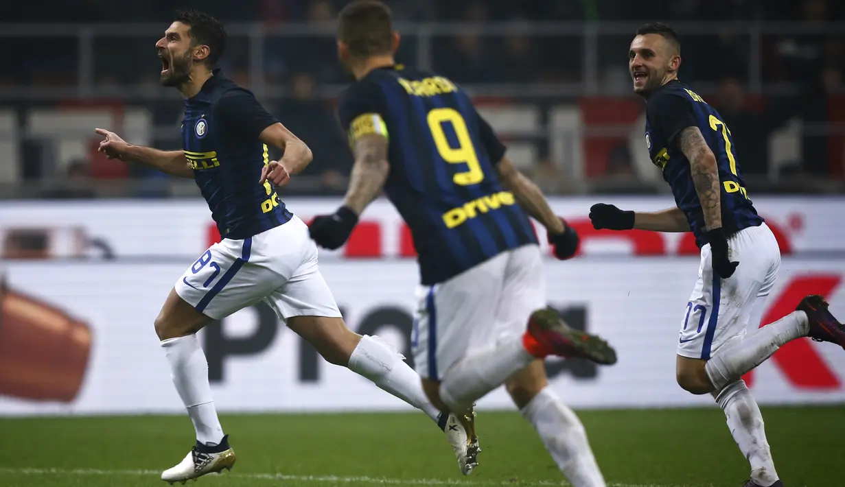 Penyerang Inter Milan, Antonio Candreva melakukan selebrasi usai mencetak gol kegawang AC Milan pada laga Liga Italia Serie A di Stadion San Siro, Milan, (20/11). AC Milan bermain imbang dengan Inter Milan dengan skor 2-2. (AFP Photo/Marco Bertorello) 