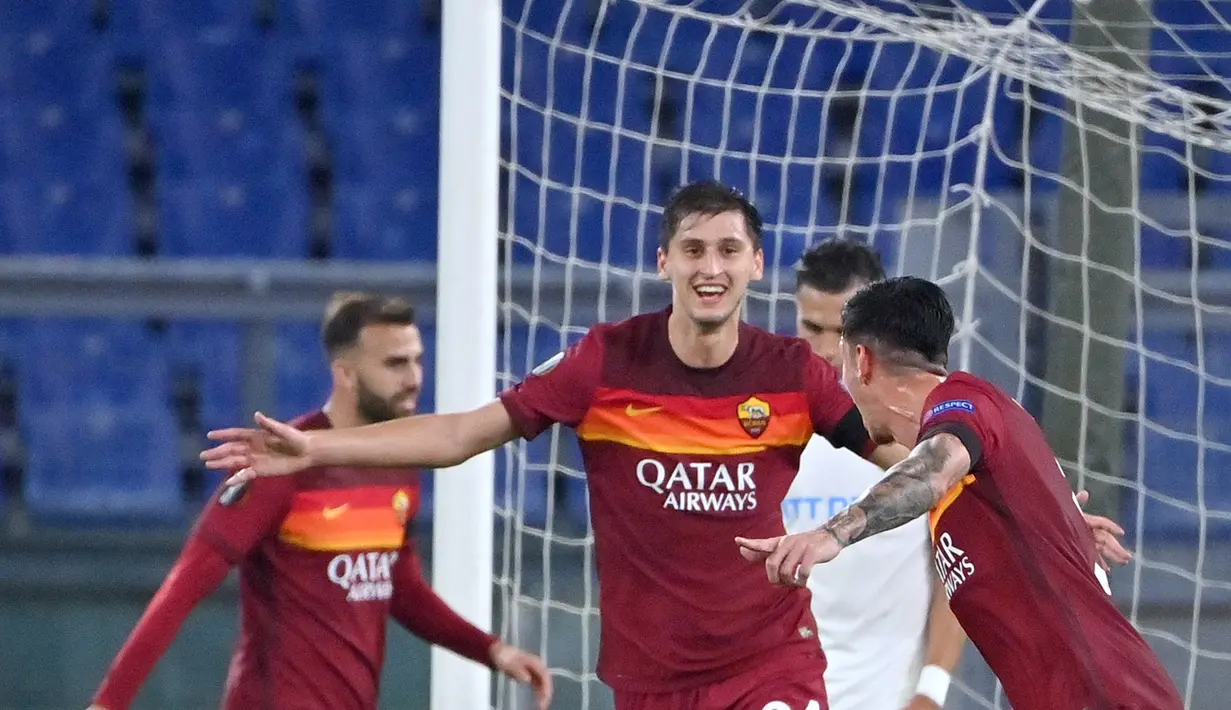 Bek AS Roma, Roger Ibanez (tengah) berselebrasi usai mencetak gol ke gawang CFR Cluj pada pertandingan grup A Liga Europa di di Stadion Olimpiade di Roma (5/11/2020). AS Roma menang telak 5-0 atas CFR Cluj. (AFP/Alberto Pizzoli)
