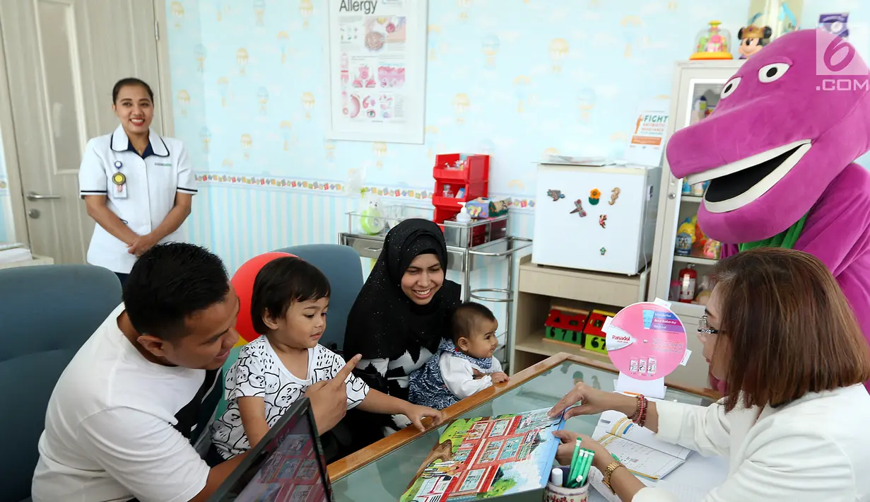 Dokter anak memberikan konsultasi kepada pasien anak dengan memberikan mainan puzzle jelang peringati Hari Anak Nasional yang jatuh pada 23 Juli 2017 di RS Siloam Asri, Jakarta, Sabtu (22/07). (Liputan6.com/Fery Pradolo)