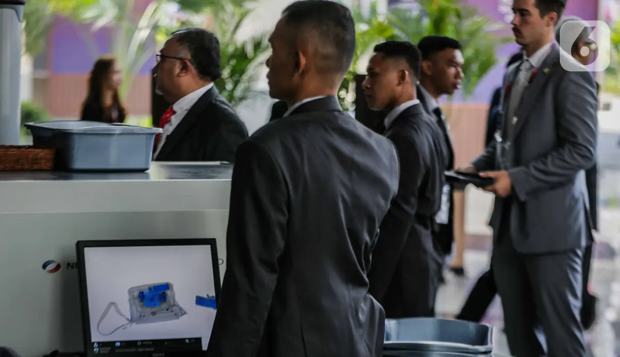 Suasana pengamanan di pintu masuk plannery hall saat pembukaan KTT ASEAN ke-43 di Jakarta Convention Center, Senayan, Jakarta, Selasa (5/9/2023). (Liputan6.com/Faizal Fanani)
