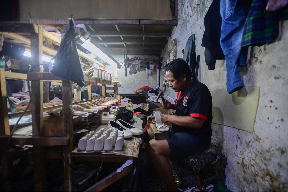 FOTO: Permintaan Lesu, Industri Rumahan Sepatu Terpukul, Omzet Anjlok 70 Persen
