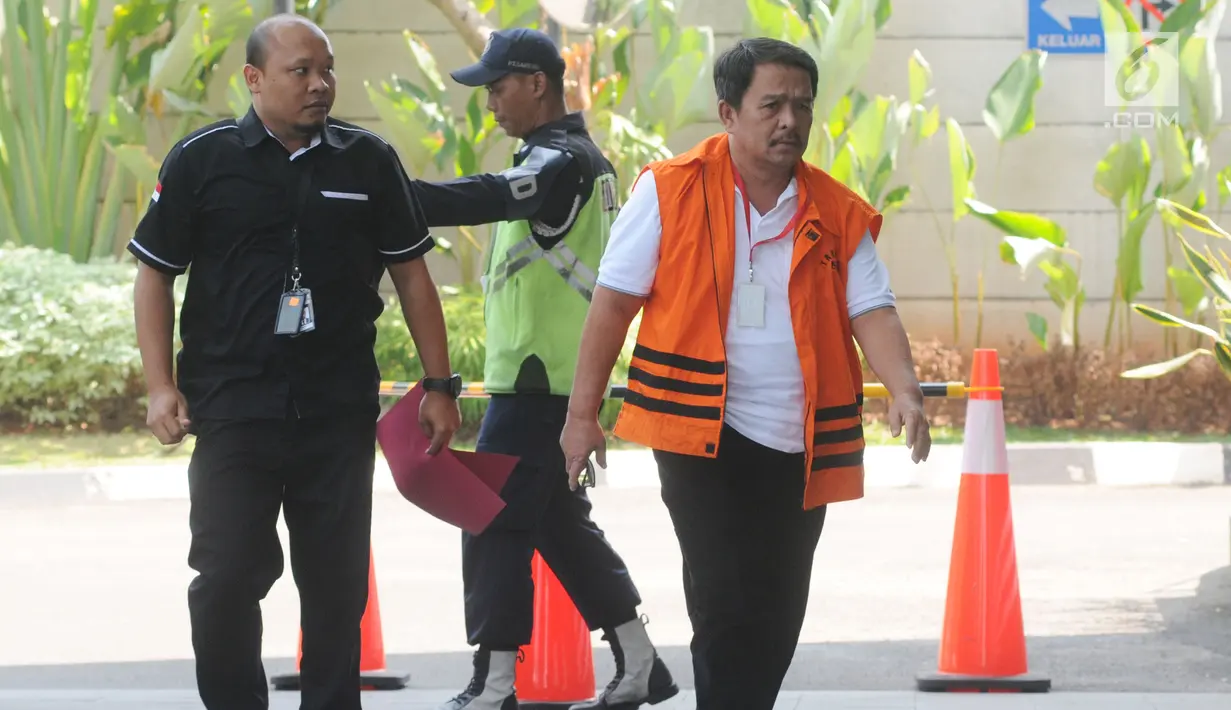 Bupati Labuhanbatu nonaktif Pangonal Harahap dikawal petugas saat tiba di gedung KPK, Jakarta, Senin (10/9). Pangonal Harahap diperiksa terkait dugaan suap proyek di lingkungan pemda Labuhanbatu, Sumut. (Merdeka.com/Dwi Narwoko)